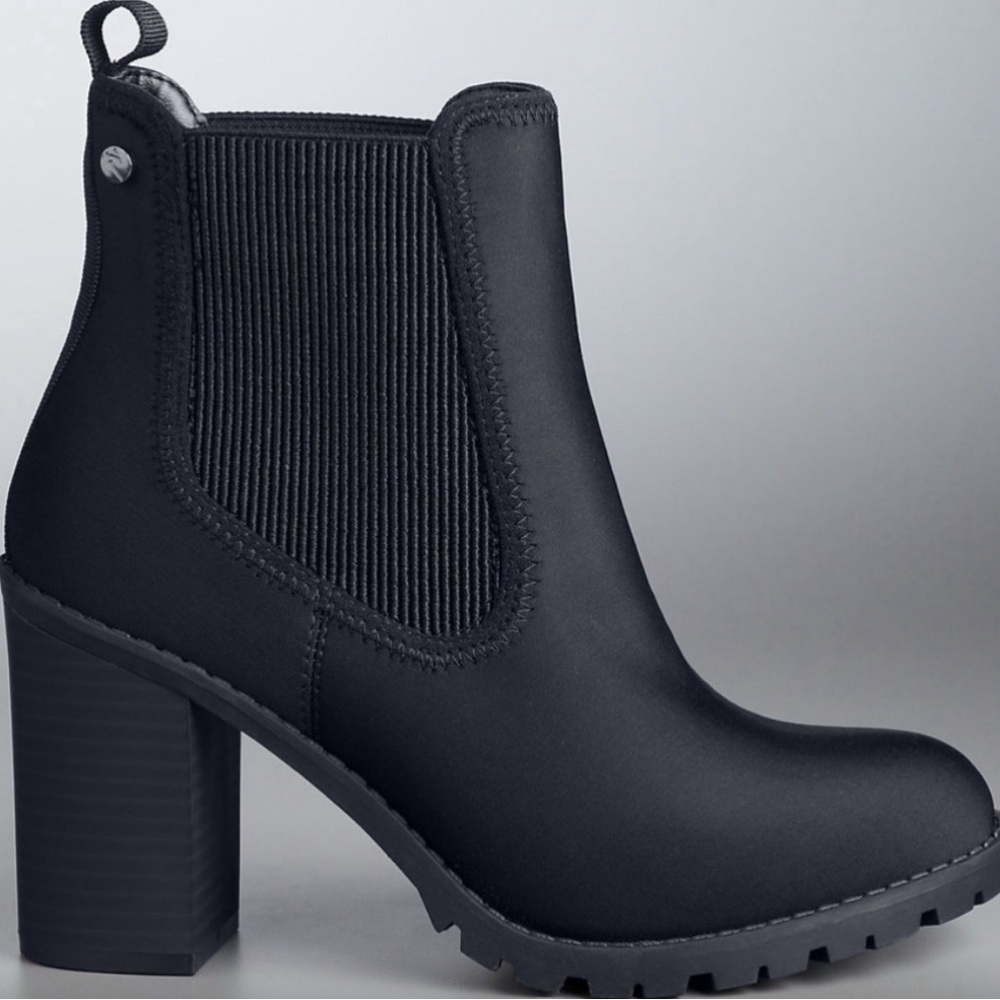 Gorgeous Vera Vera Wang 31/2 inch Black 91/2 Booties.. great style/great grip